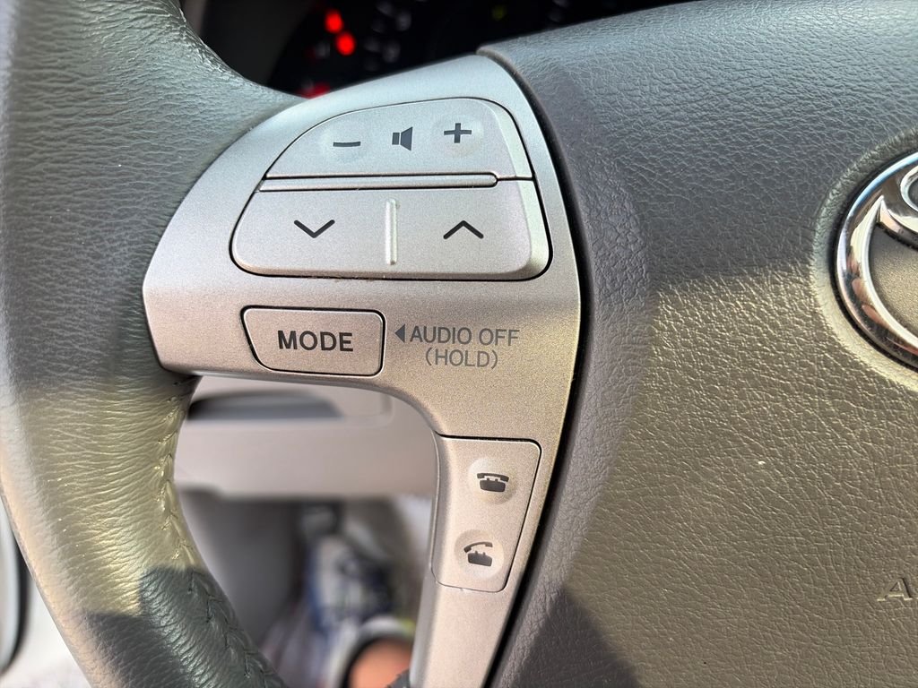 Used 2009 Super White Toyota XLE image 31
