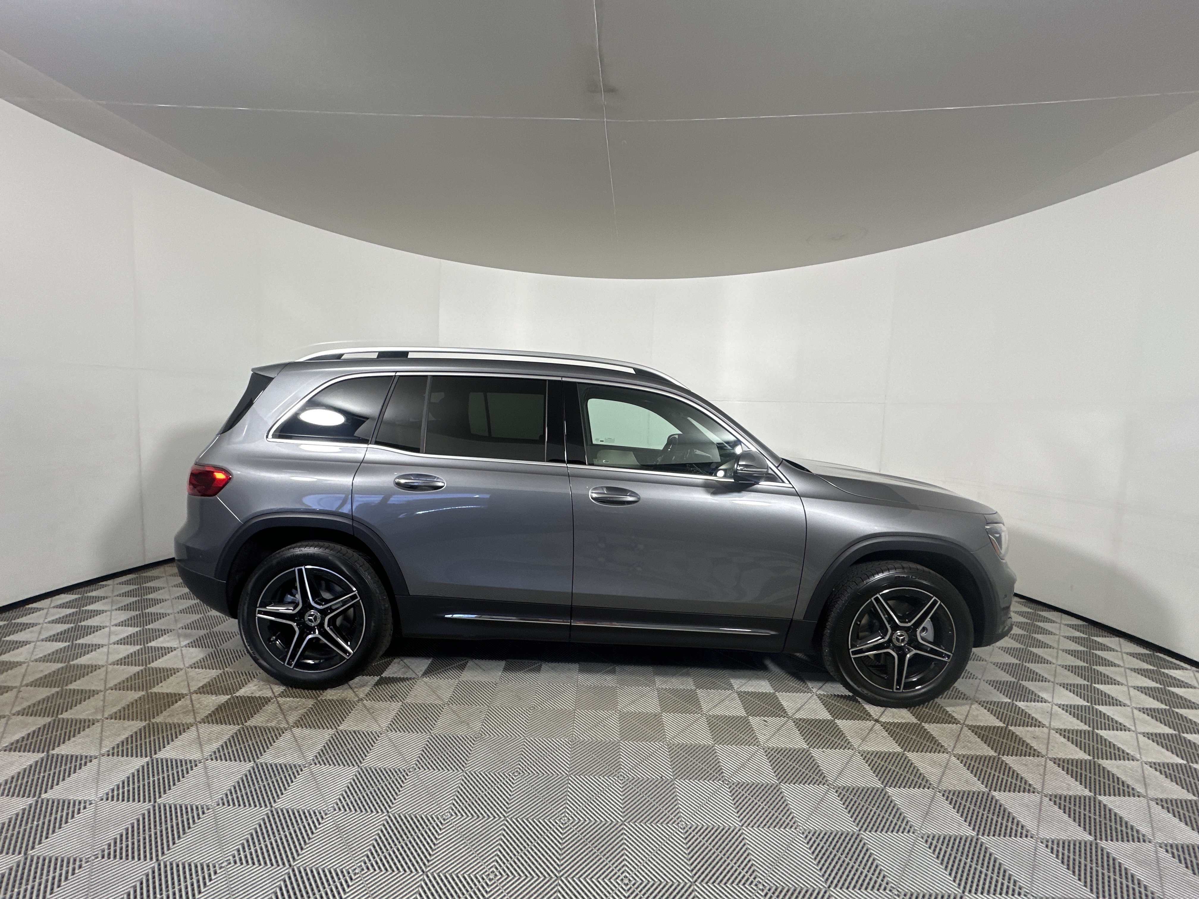 New 2026 Mountain Grey Metallic Mercedes-Benz GLB 250 image 8