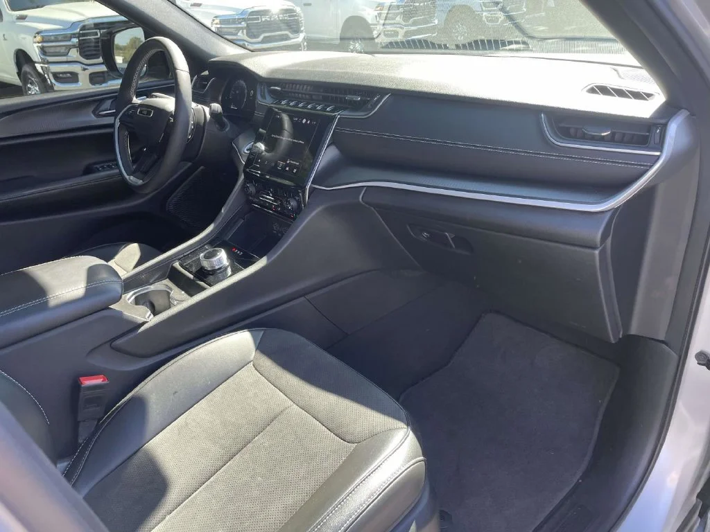 Used 2024 Silver Jeep Altitude X image 12