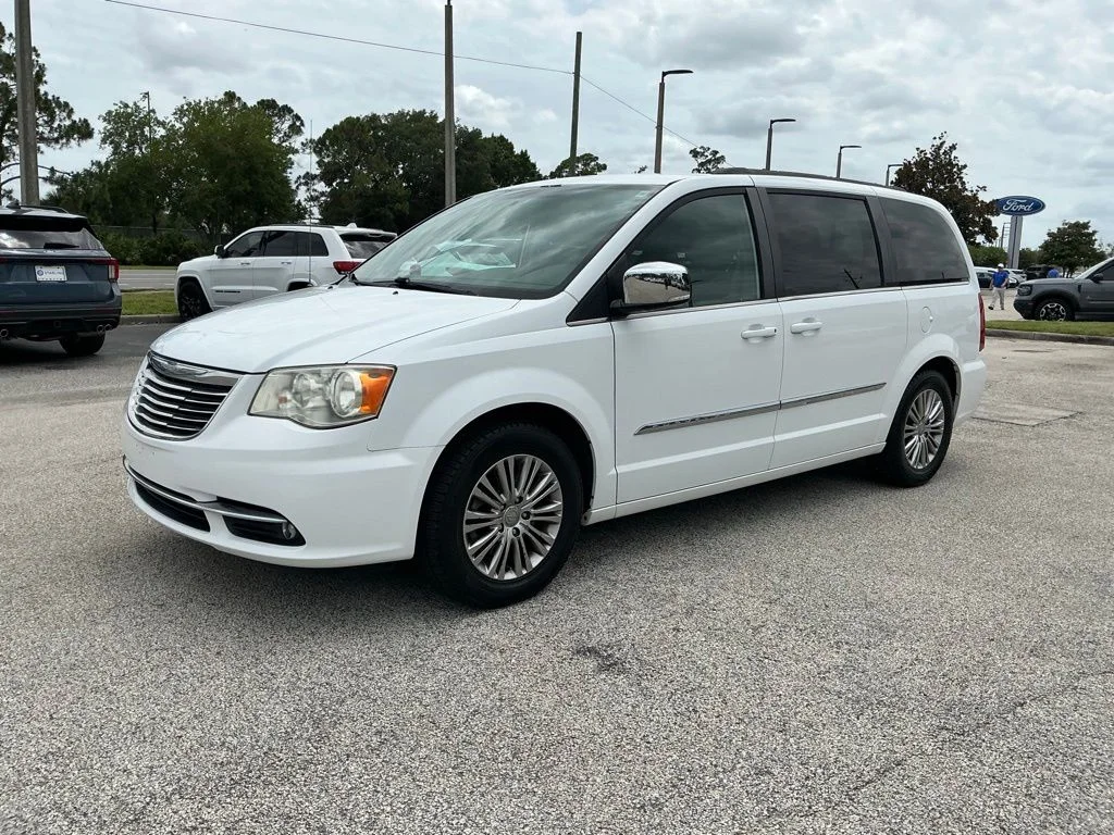 Used 2014 White Chrysler Touring-L image 1