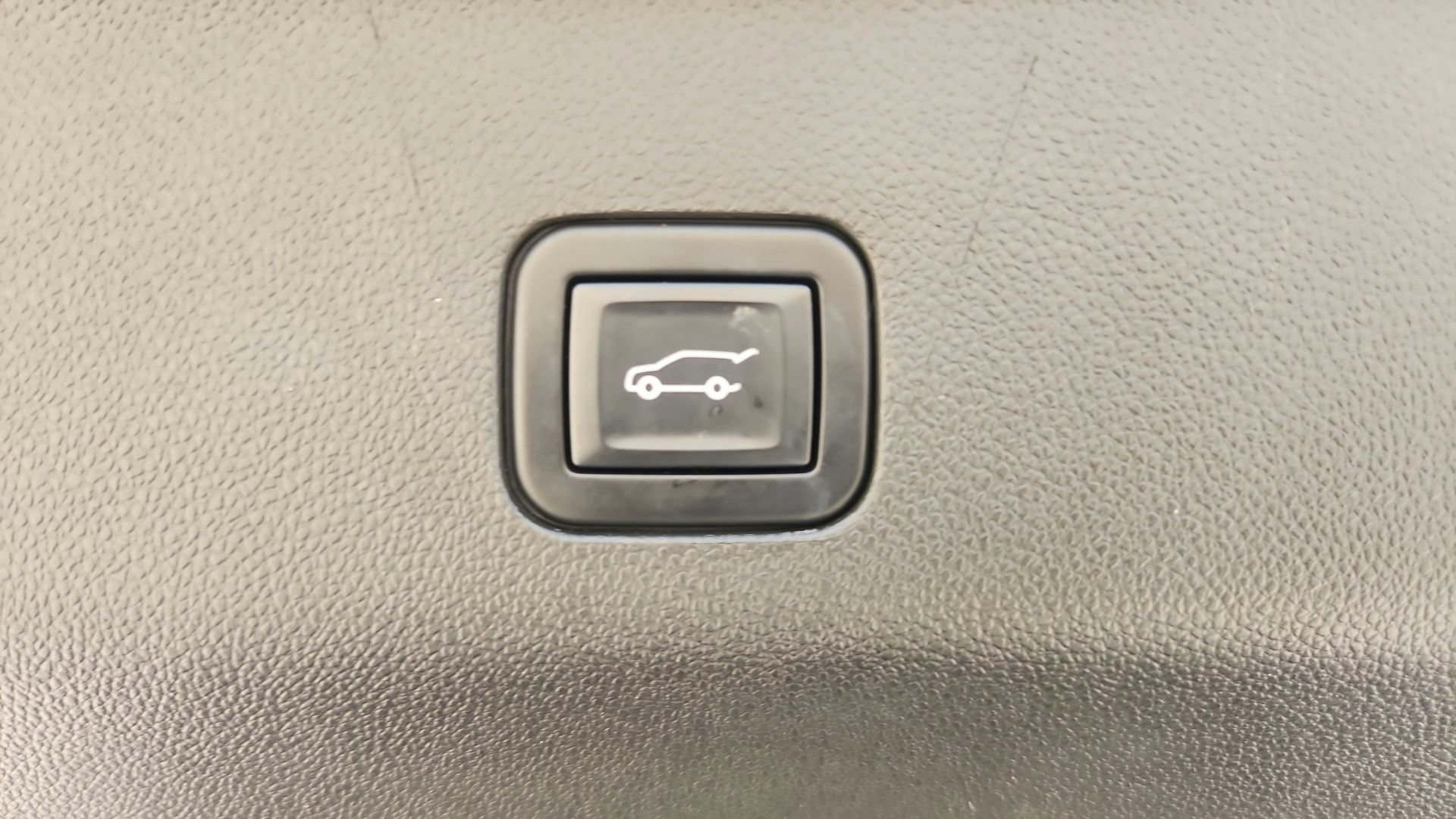 Used 2022 White Frost Tricoat GMC Denali image 31