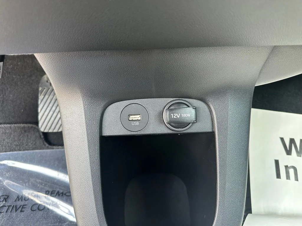 Used 2022 White Hyundai SE image 20