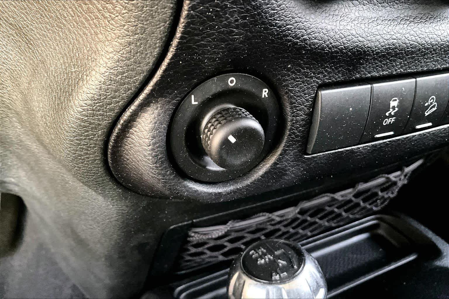 Used 2015 Anvil Clearcoat Jeep Sport image 35