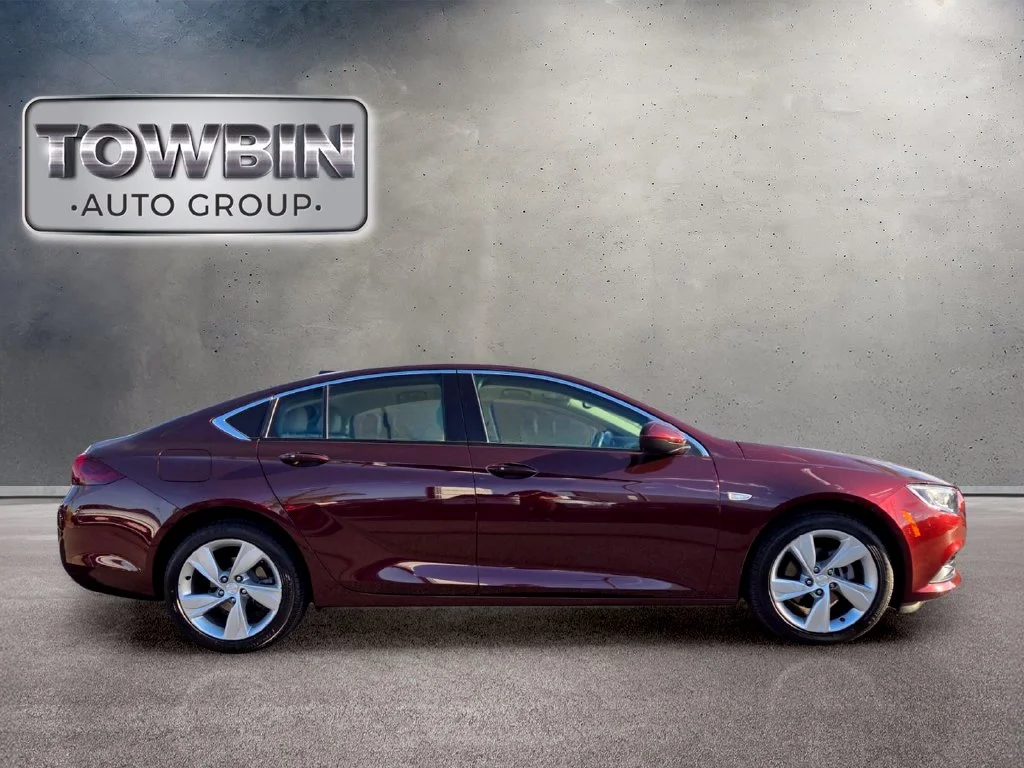 Used 2018 Red Buick Preferred image 3