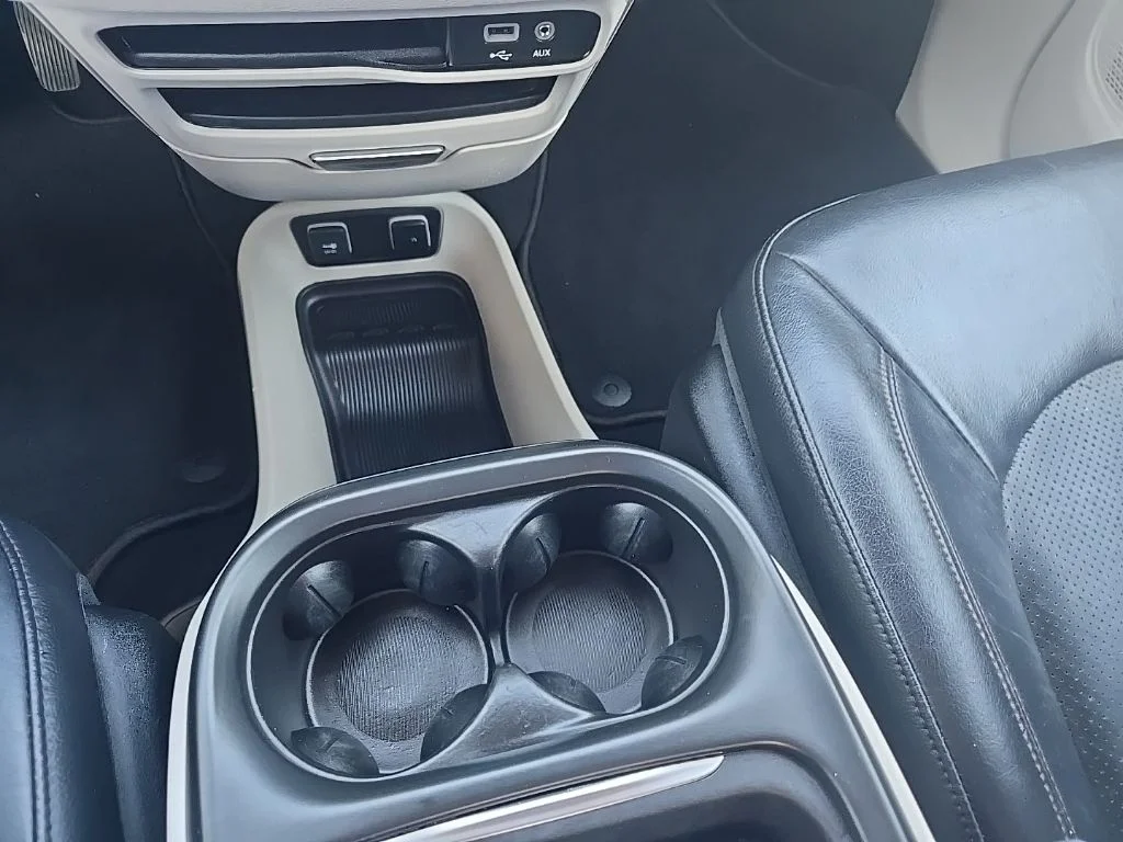 Used 2019 Black Chrysler Touring L image 29