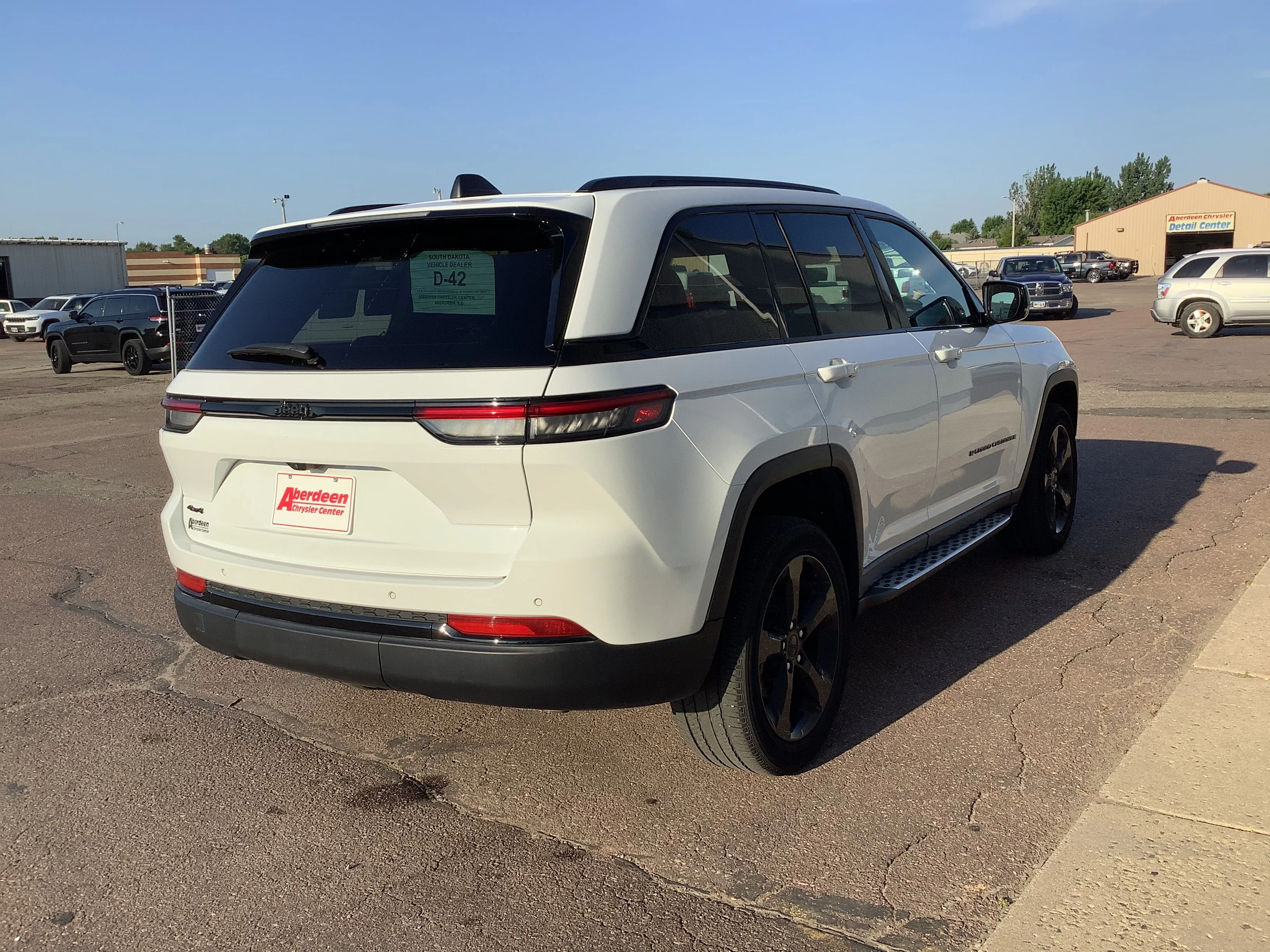 Used 2022 White Jeep Altitude image 5
