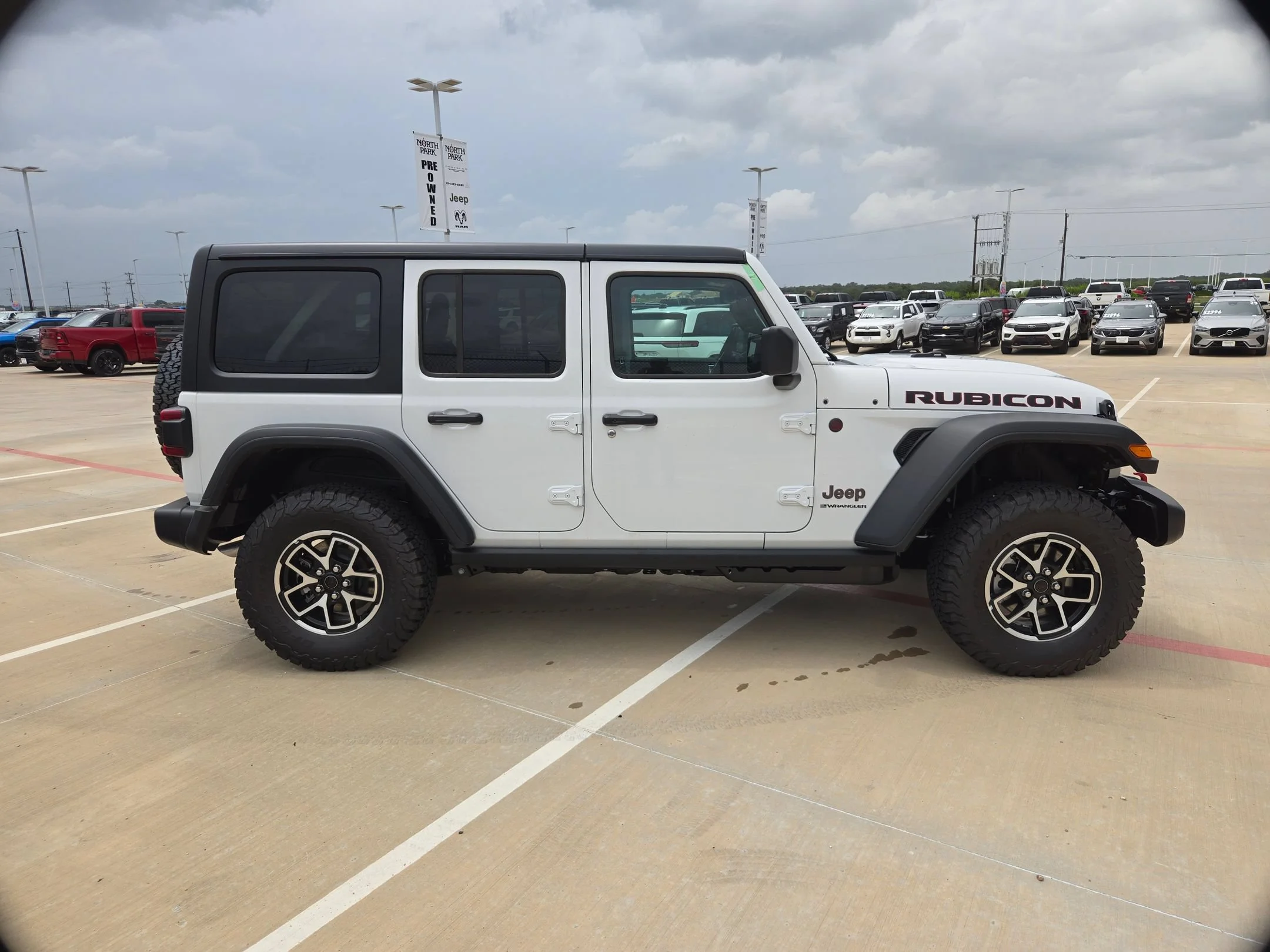 New 2026 Bright White Clear-Coat Exterior Paint Jeep Rubicon image 2