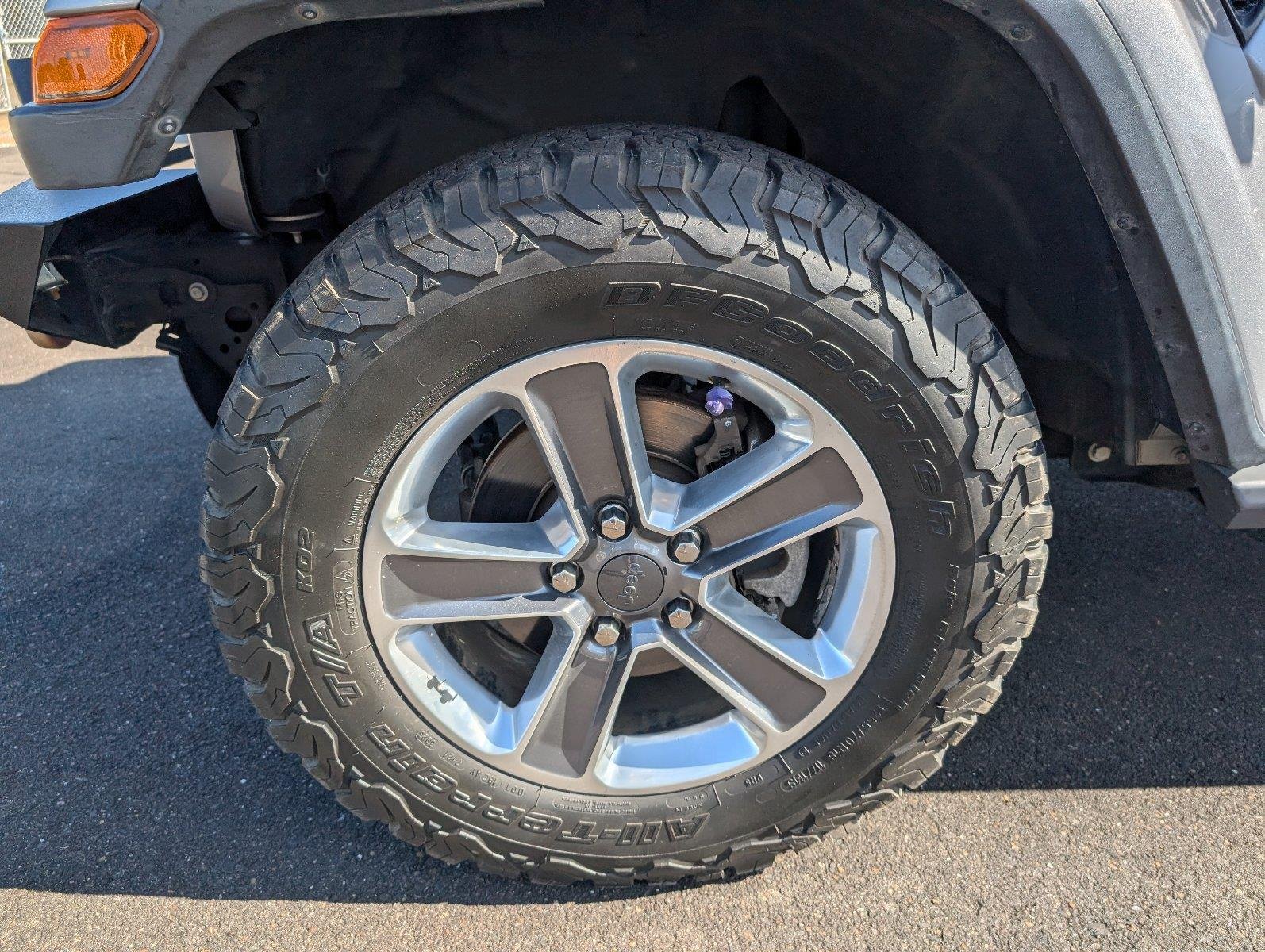 Used 2020 Billet Silver Metallic Clearcoat Jeep Sahara image 11