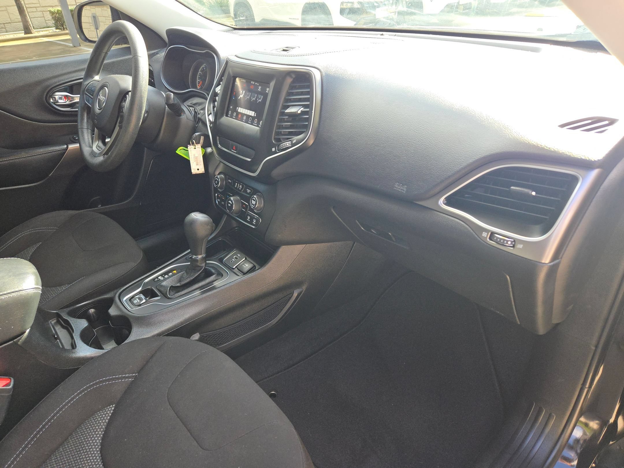 Used 2019 Diamond Black Crystal Pearlcoat Jeep Latitude image 29