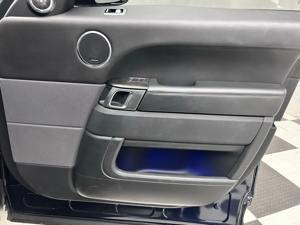 Used 2020 Blue Land Rover HSE Dynamic image 16