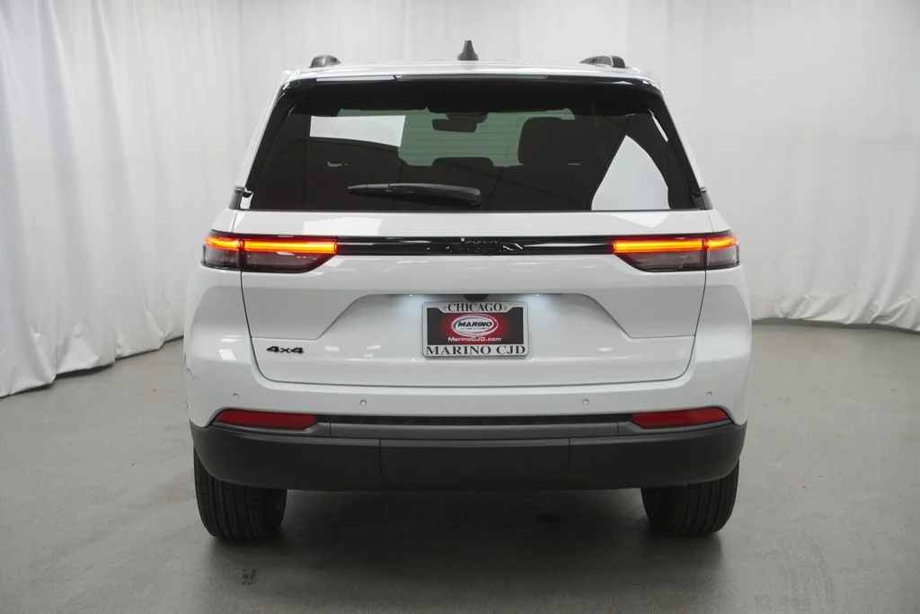 New 2026 Bright White Clear-Coat Exterior Paint Jeep Altitude image 10