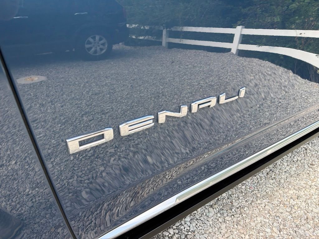 Used 2025  GMC Denali image 10