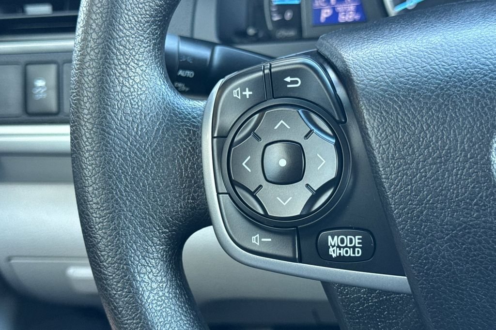 Used 2014 Silver Toyota LE image 26