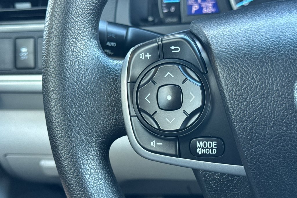 Used 2014 Silver Toyota LE image 26