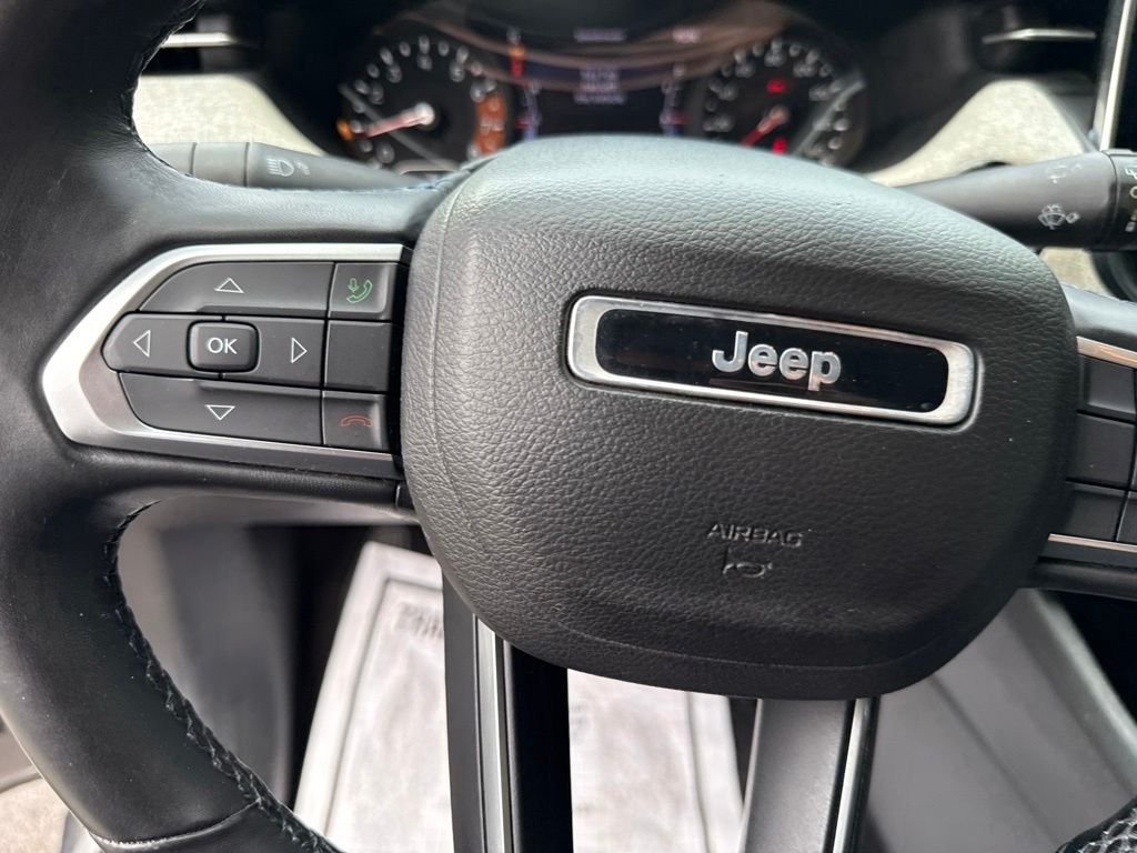 Used 2022 Silver Jeep Latitude image 25