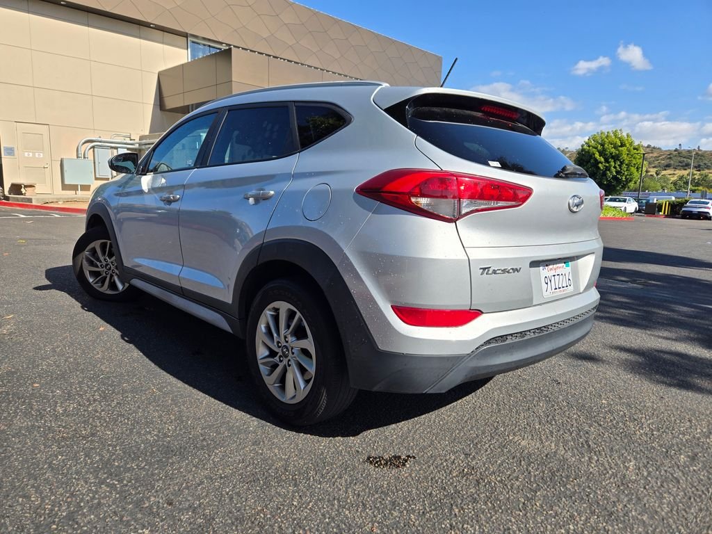 Used 2017 Silver Hyundai SE image 5