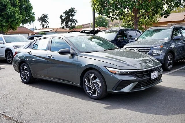 Used 2025 Gray Hyundai SEL Sport image 5