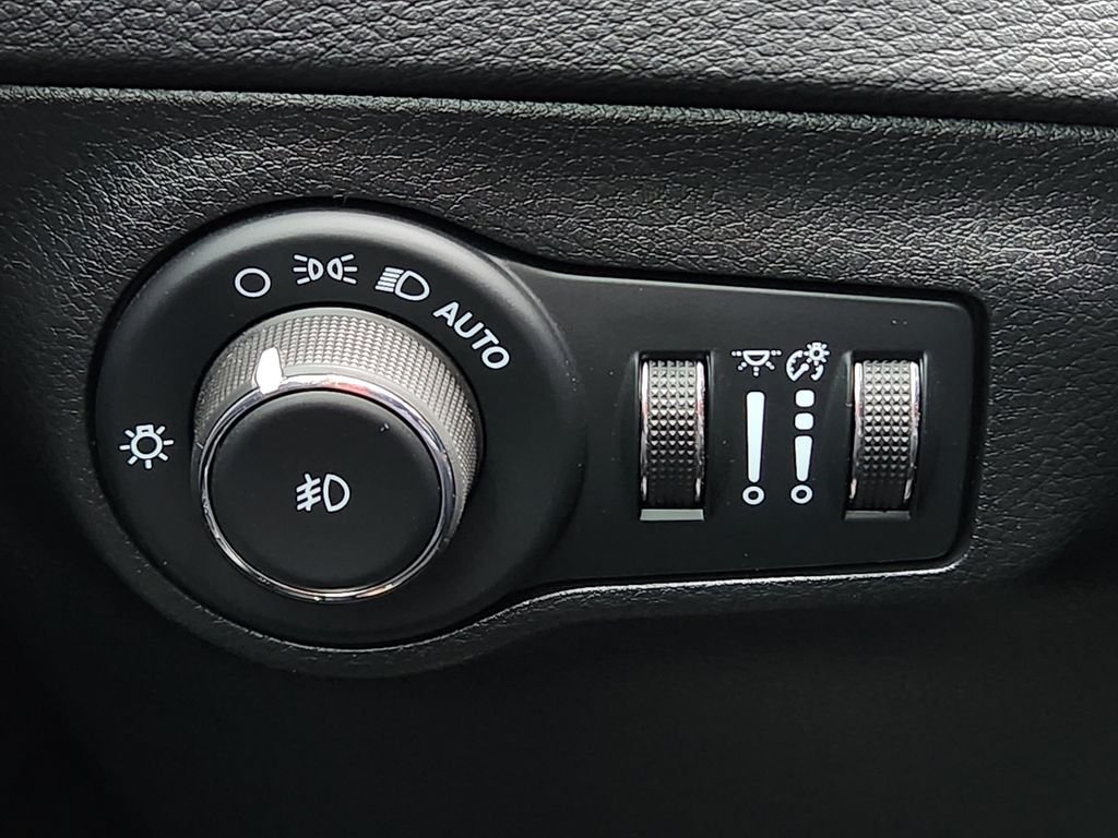 Used 2021 White Jeep Latitude image 22