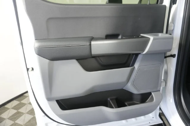 New 2027 Oxford White Ford F-350® XLT image 28