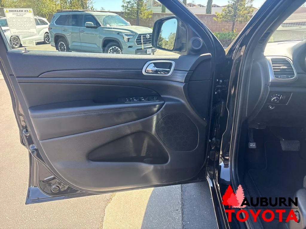 Used 2021 Diamond Black Crystal Pearlcoat Jeep Laredo X image 9