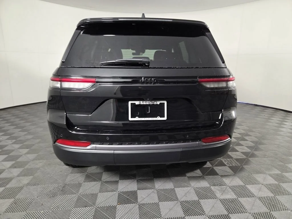 New 2026 Diamond Black Crystal Pearl-Coat Exterior Paint Jeep Laredo Altitude image 5