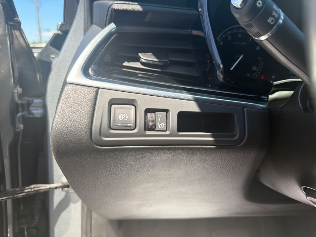 Used 2025 Silver Cadillac Premium Luxury image 33