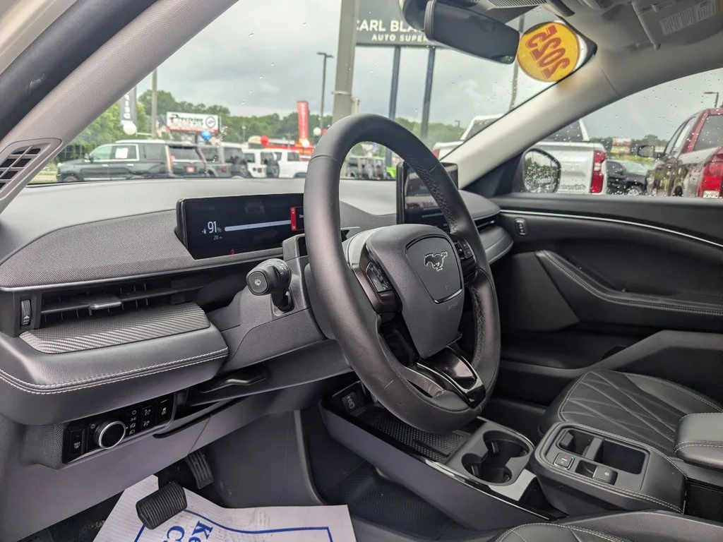 Used 2025  Ford Select image 13