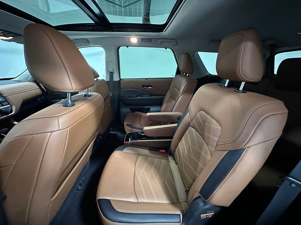 Used 2022 Red Nissan Platinum image 17