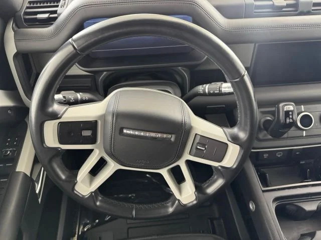 Used 2022 White Land Rover X-Dynamic HSE image 23