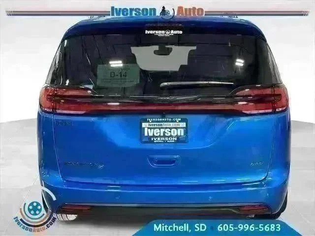 New 2026 Hydro Blue Pearl-Coat Exterior Paint Chrysler Select image 6
