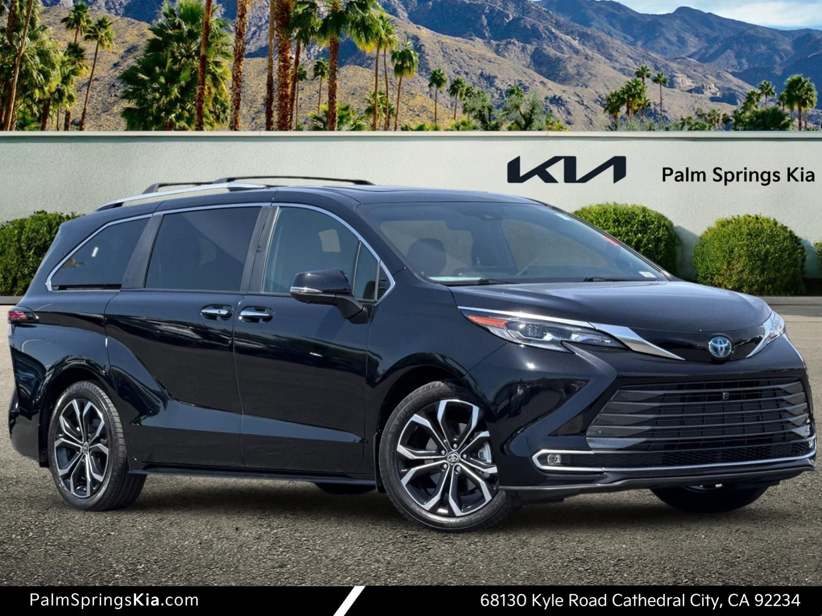 2025 Toyota Sienna Platinum 7-Passenger Hybrid FWD's photo