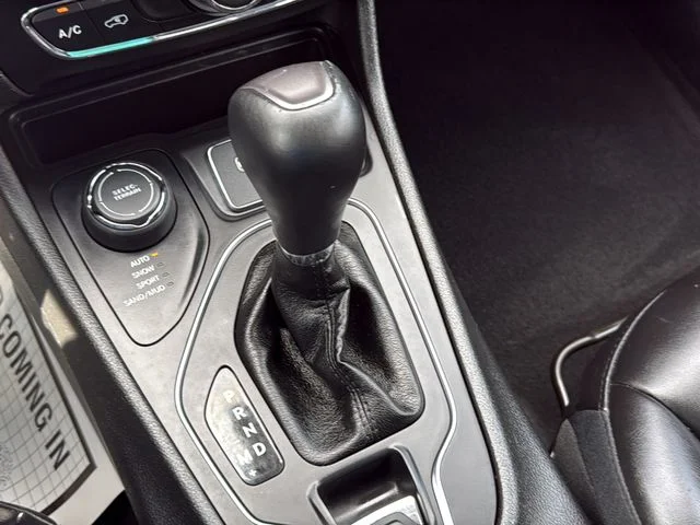 Used 2019 Gray Jeep Latitude Plus image 23