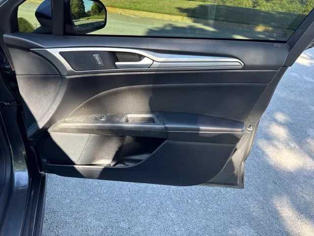 Used 2019 Gray Ford SE image 9