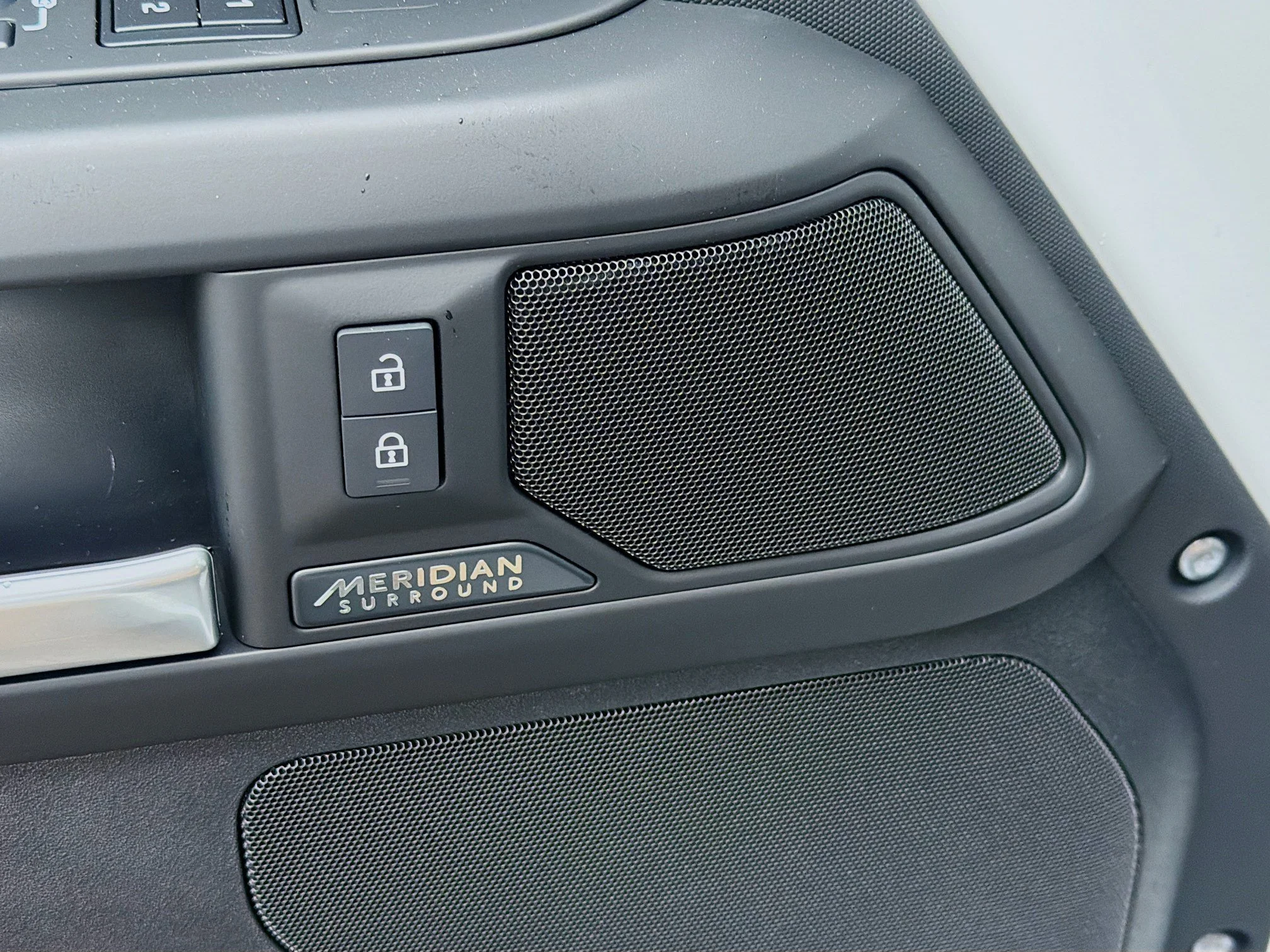 New 2026 Fuji White Land Rover X-Dynamic SE image 23
