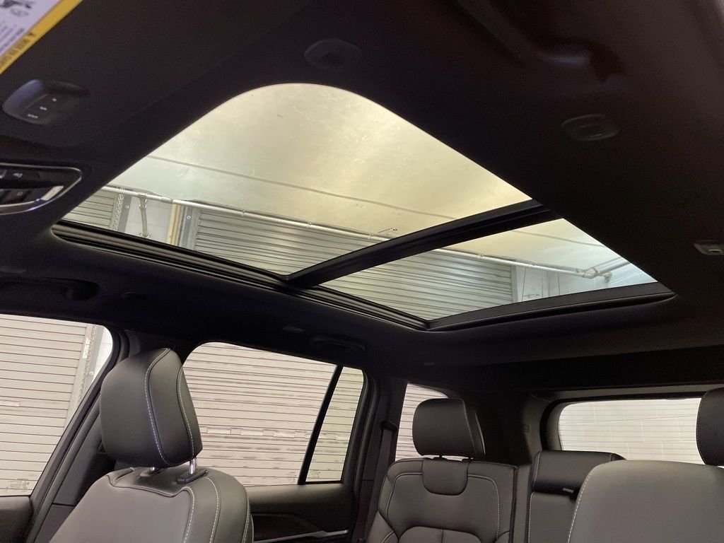 New 2026 Diamond Black Crystal Pearl-Coat Exterior Paint Jeep Limited Reserve image 15