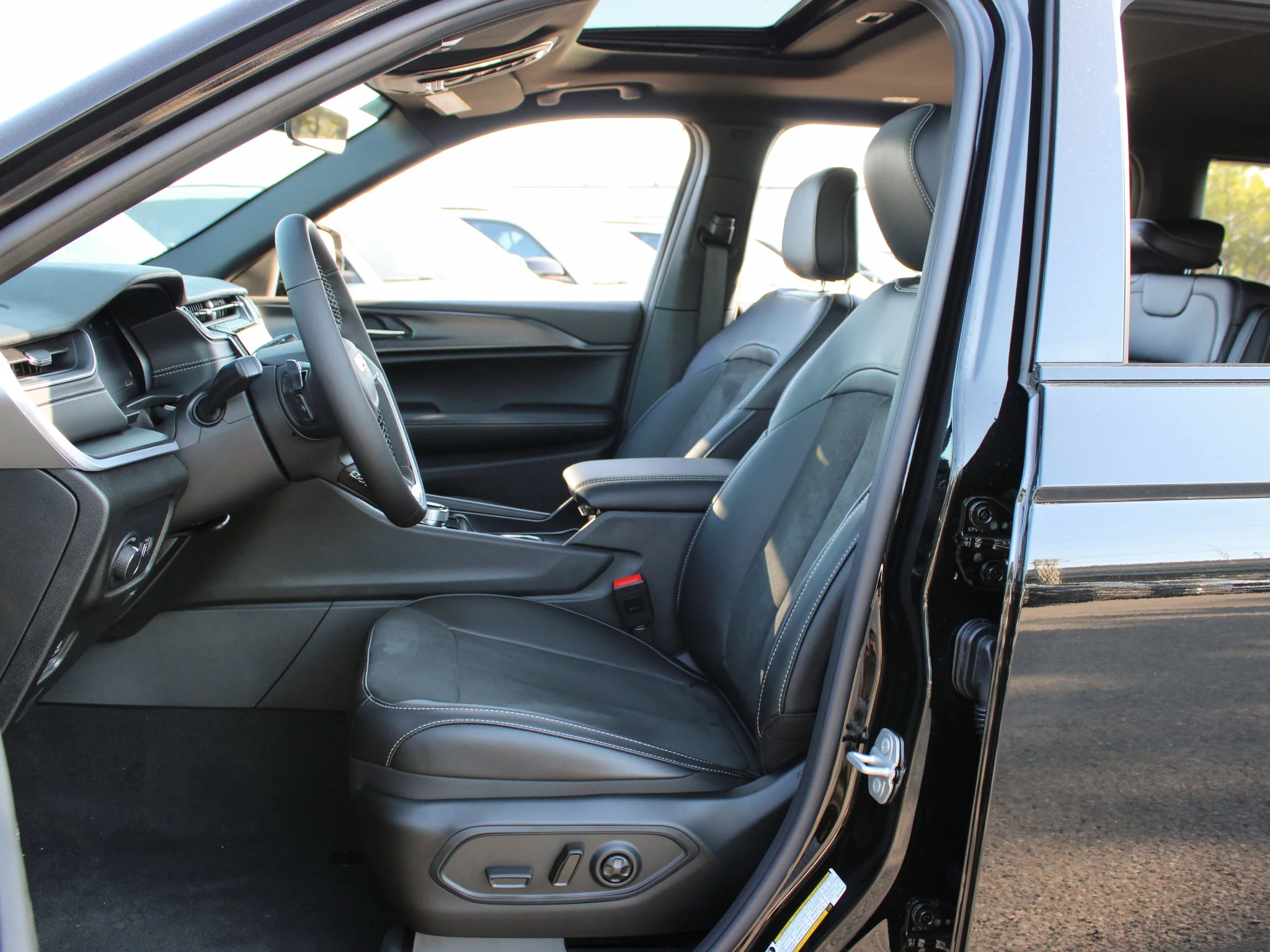 New 2025 Black Jeep Altitude* 4x4, Sunroof, Trailer Tow Package, Heated Leather image 7