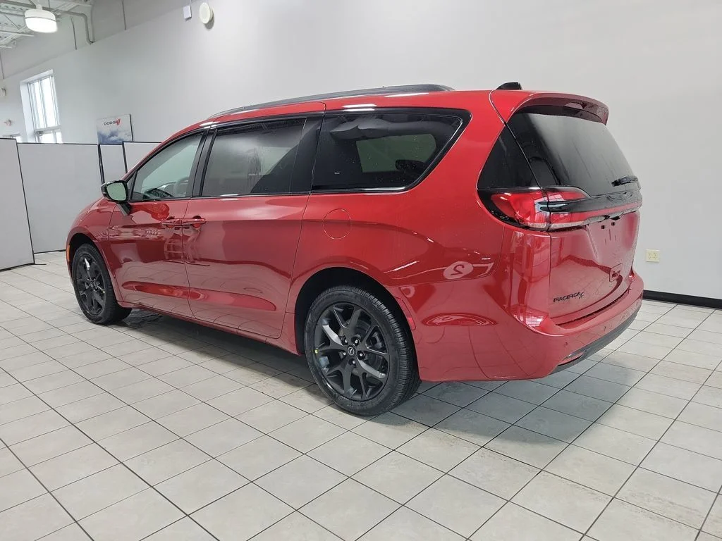 New 2026 Red Hot Pearl-Coat Exterior Paint Chrysler Select image 5