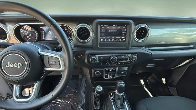 Used 2018 Silver Jeep Sahara 4x4 image 10