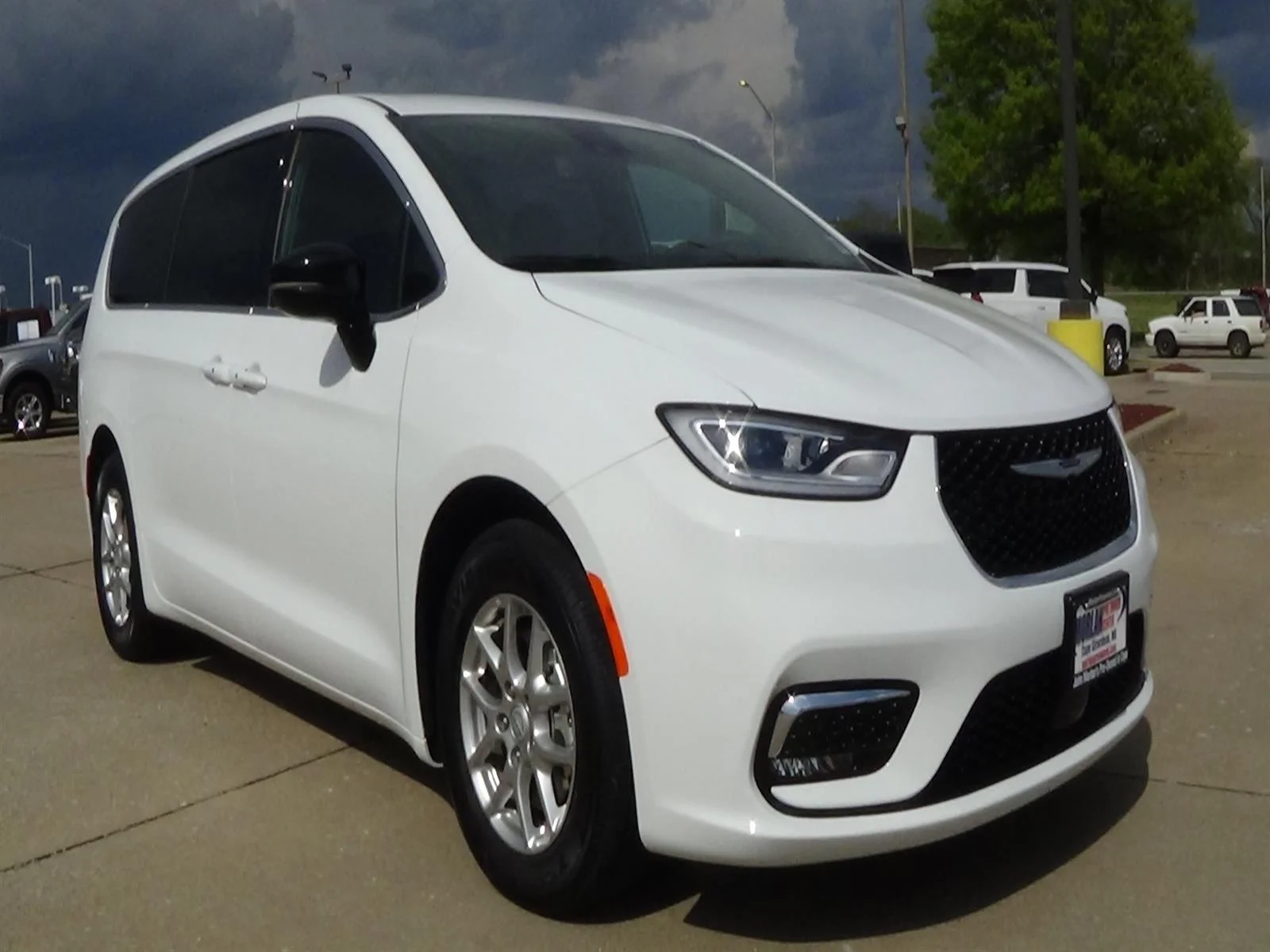 Used 2025 Bright White Clear Coat (pw7) Chrysler Select image 4