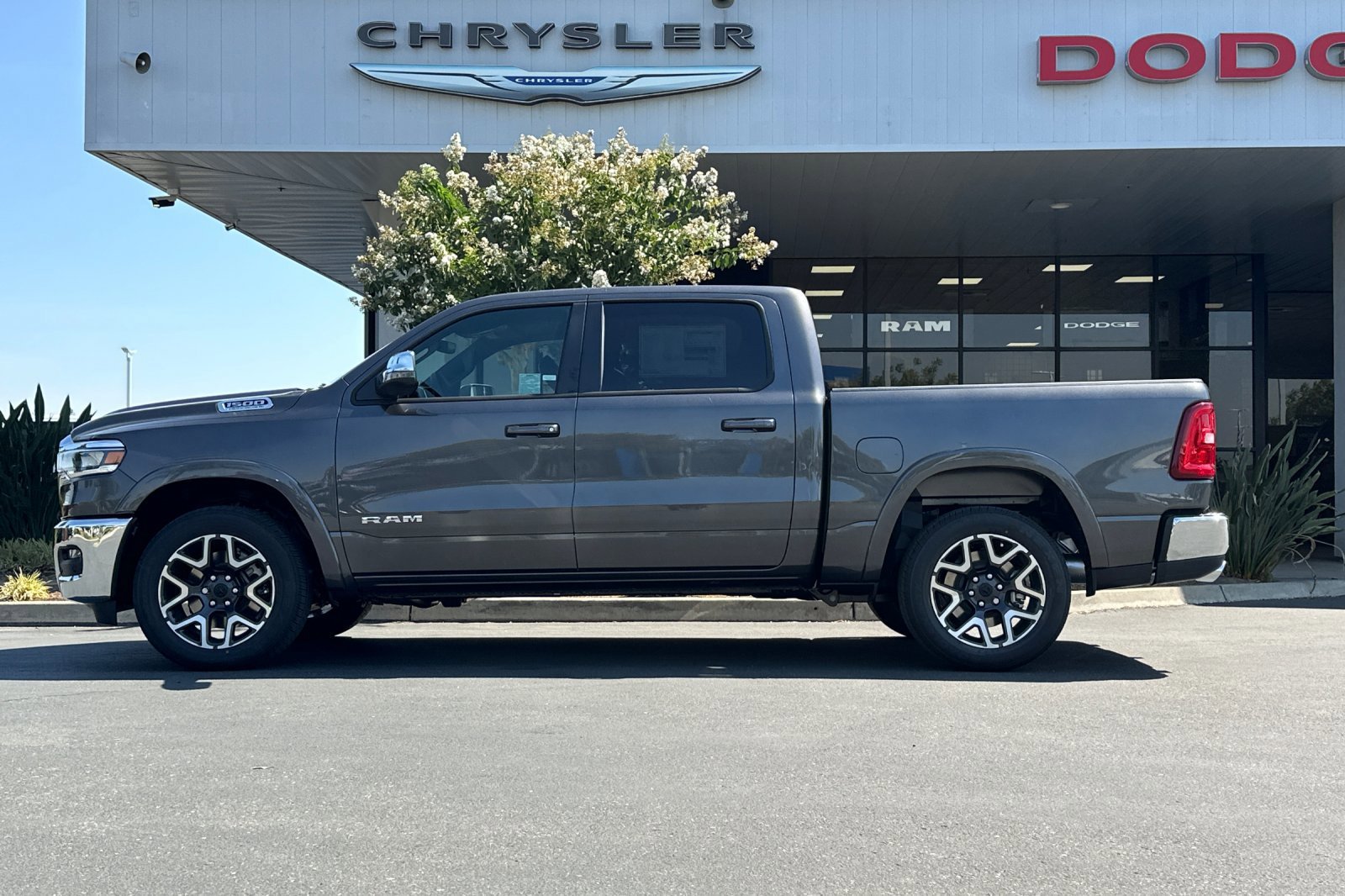 View vehicle photo 7