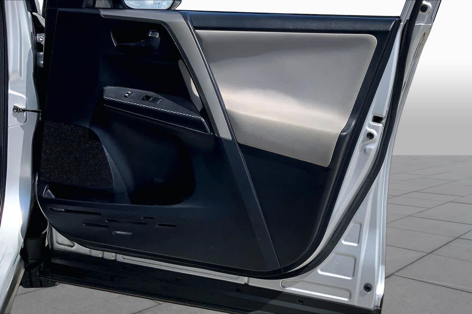 Used 2015 Classic Silver Metallic Toyota LE image 22