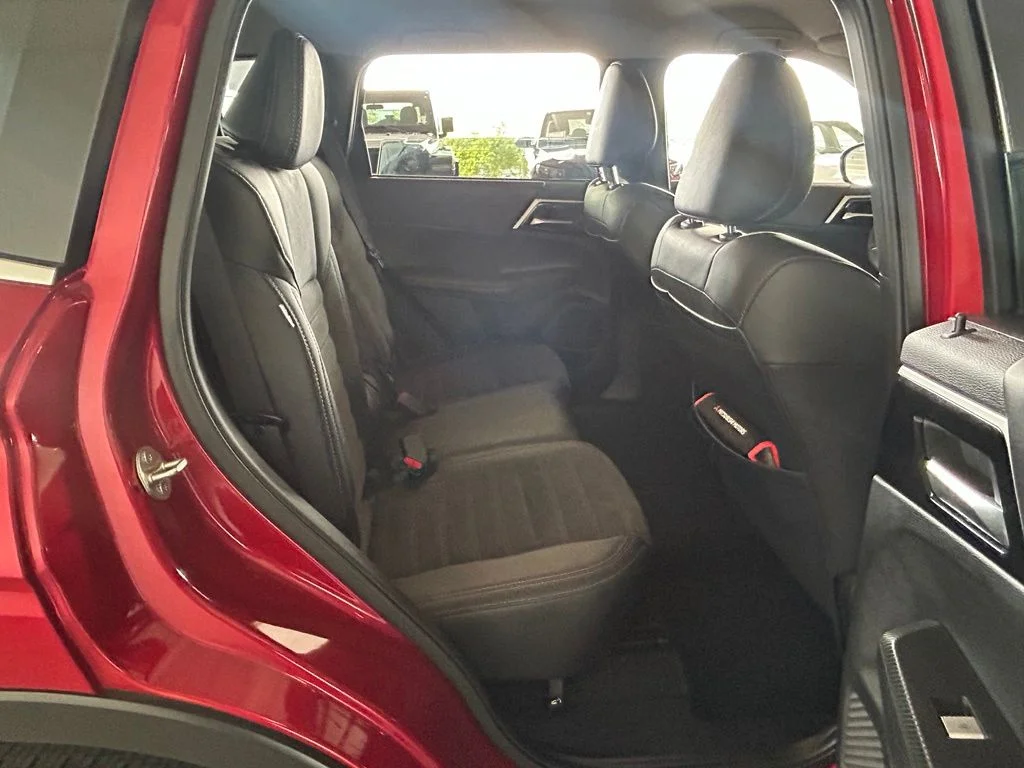 Used 2024 Diamond Mitsubishi SE Black Edition image 40