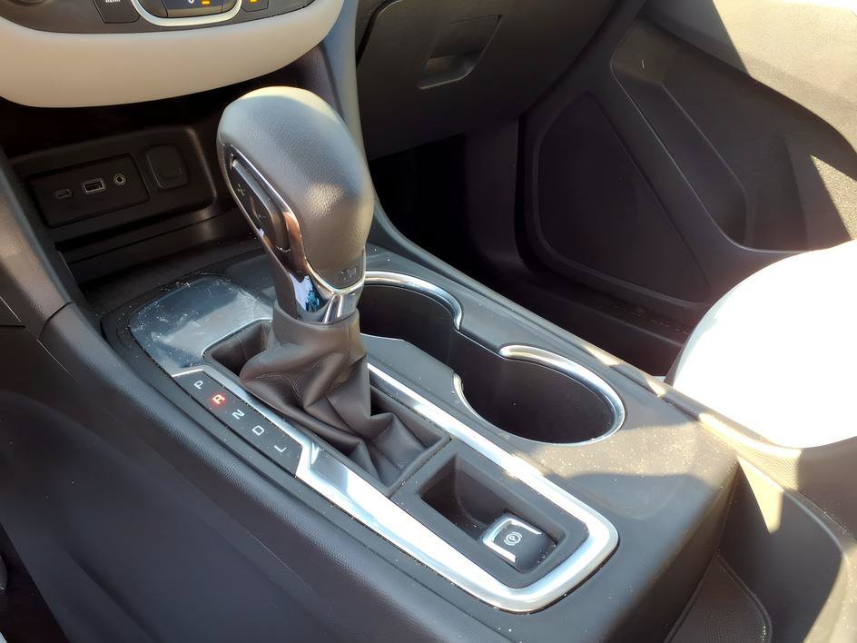 Used 2022 Silver Ice Metallic Chevrolet LT image 18