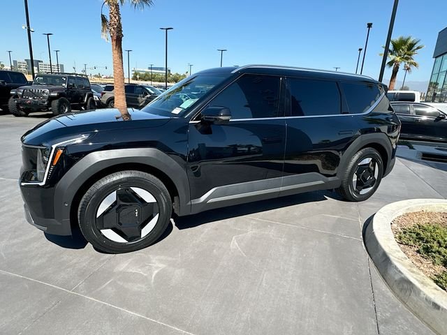 Certified Used 2026 Ebony Black Kia Wind image 3