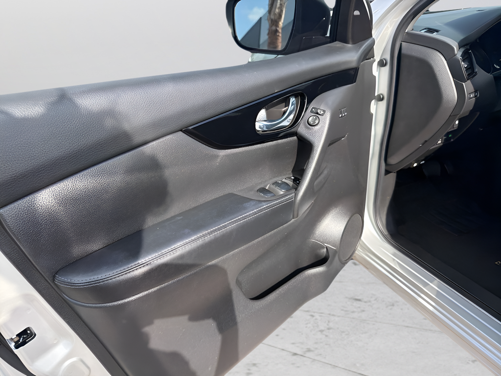 Used 2022 Silver Nissan SL image 14
