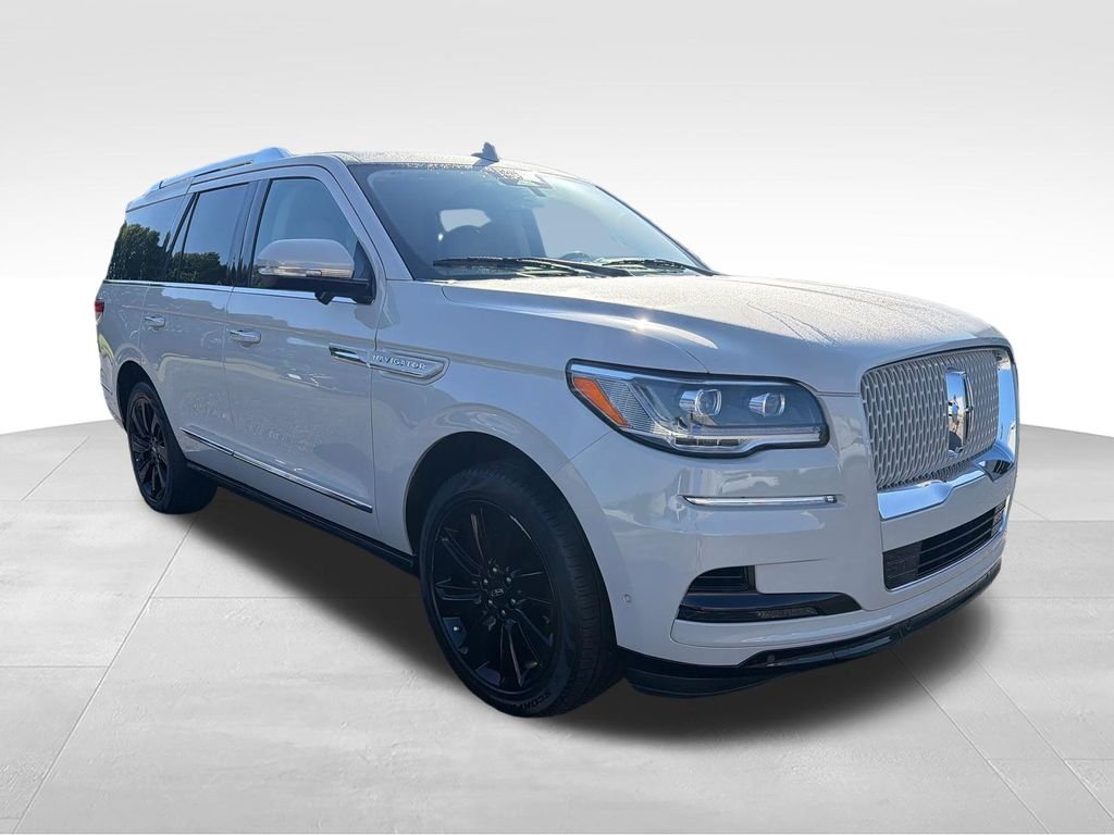 Used 2024 White Lincoln Reserve image 7
