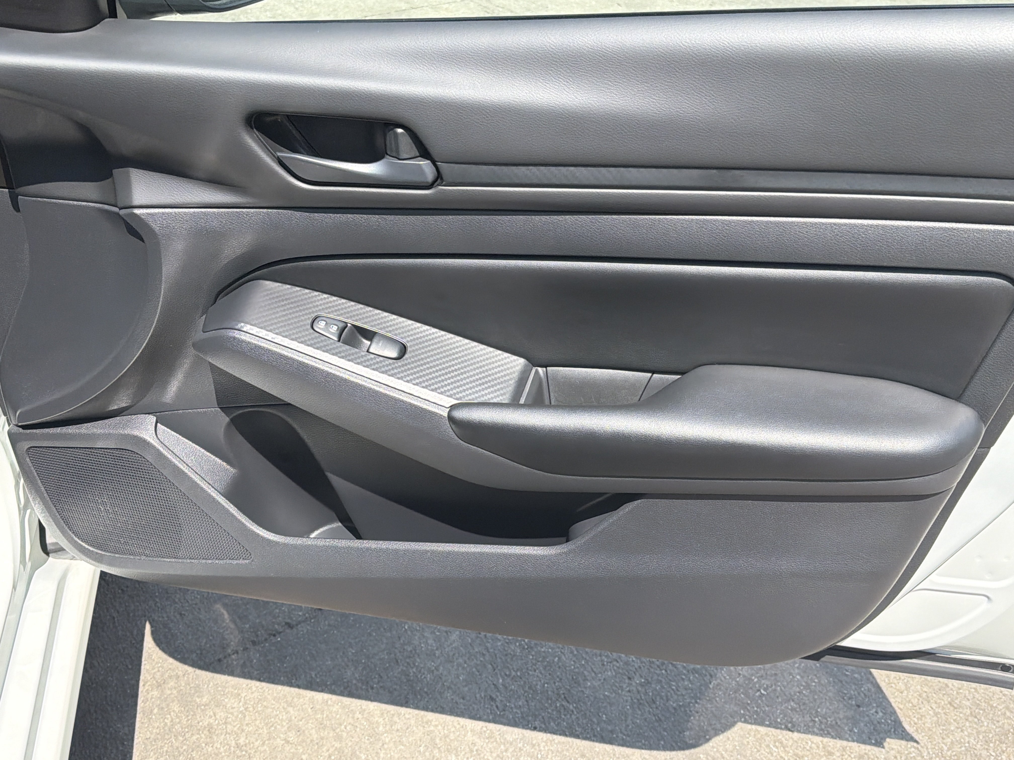 Certified Used 2025 Glacier White Nissan S image 15