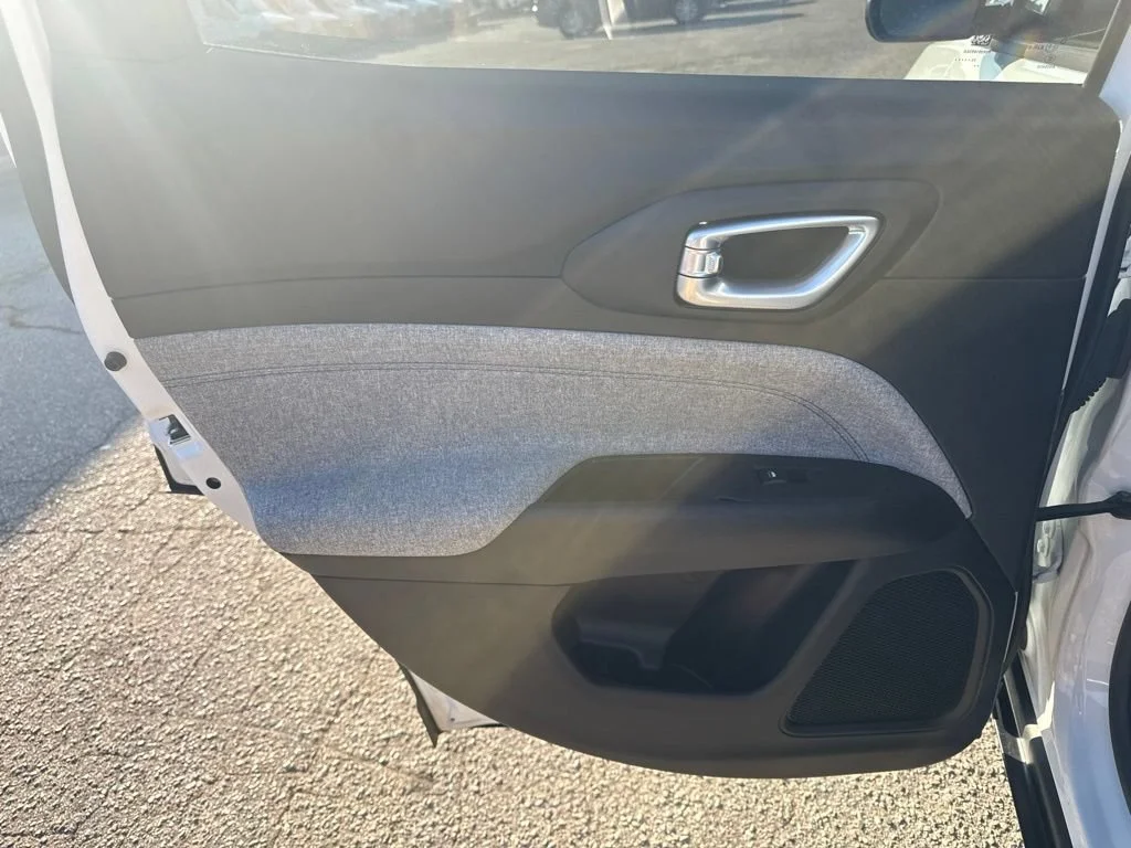 Used 2024  Jeep Sport image 25