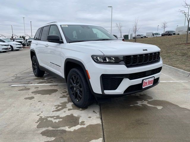 New 2026 Bright White Clearcoat Jeep Laredo Altitude image 7