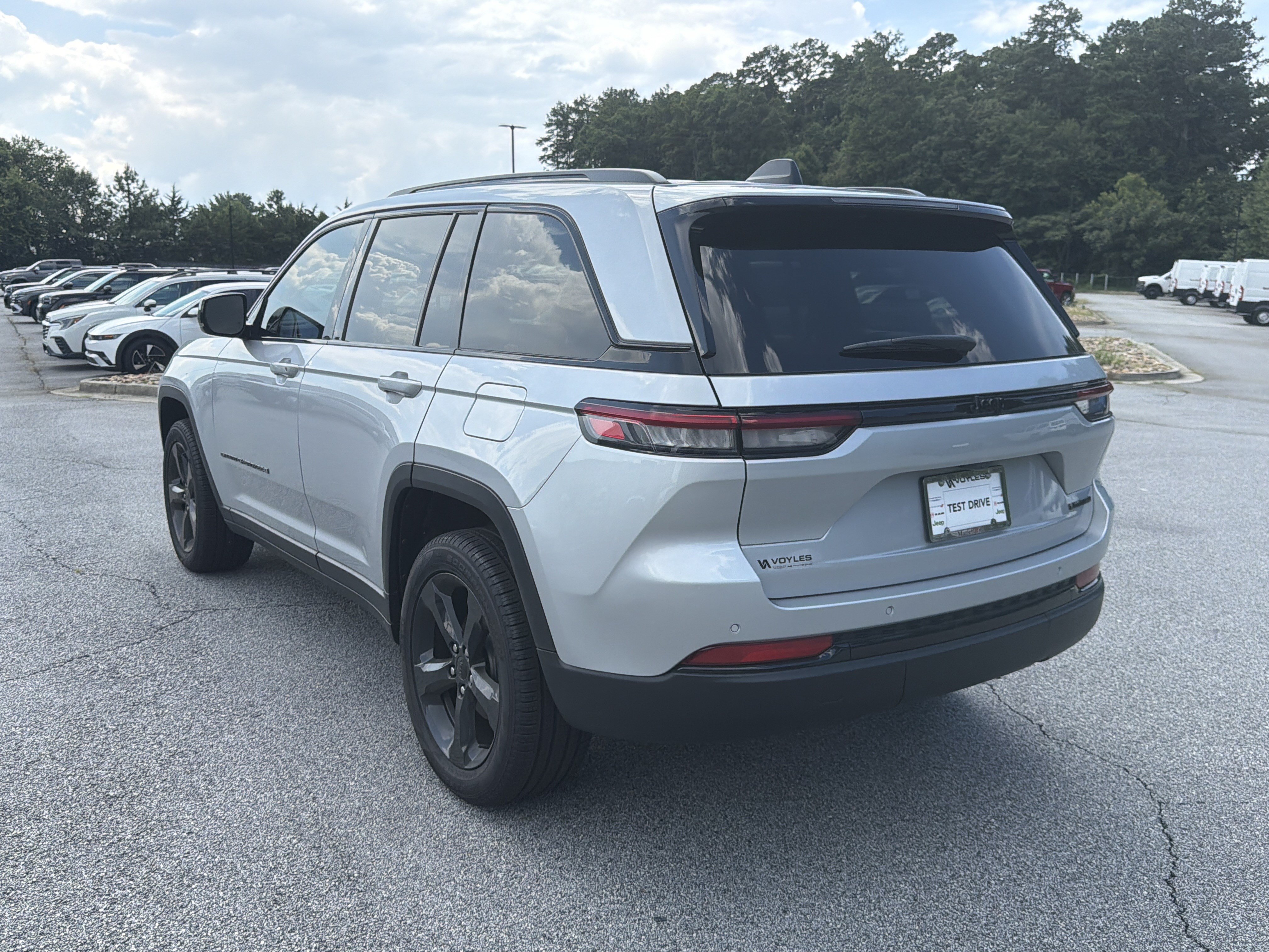 New 2025 Silver Zynith Exterior Paint Jeep Limited image 6